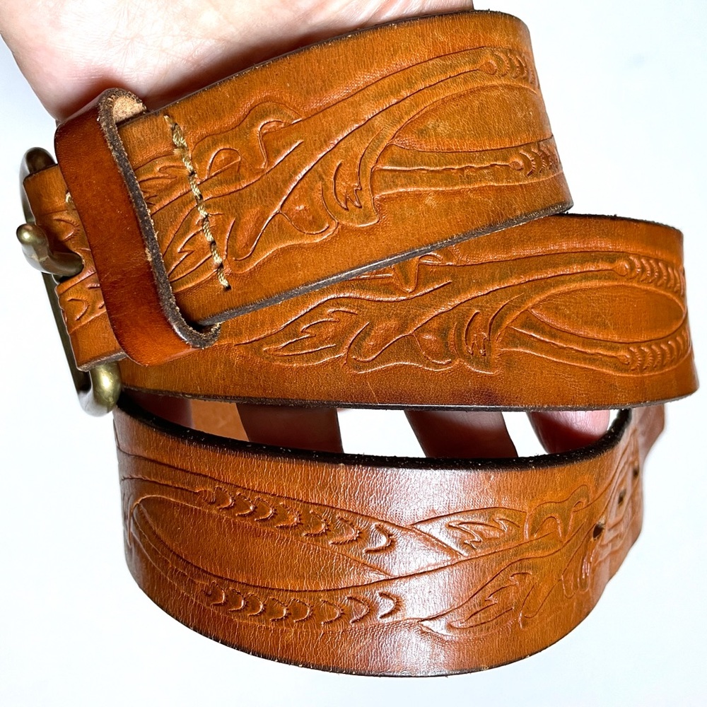 Beautiful Tan leather belt embossed vintage size L